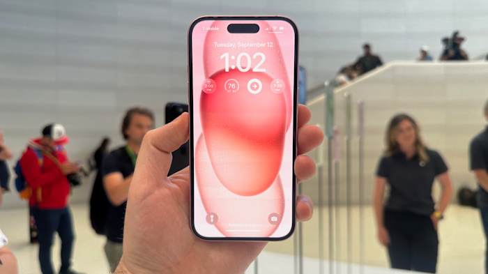 iPhone 15 features color-matched wallpapers.